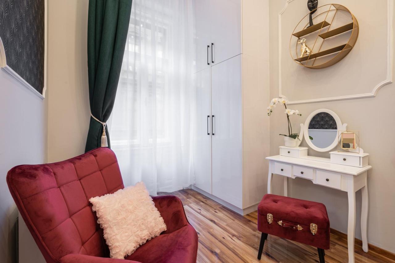 Premium Art Deco Apartment At Broadway // 4Bdr & 3Br Budapest Luaran gambar