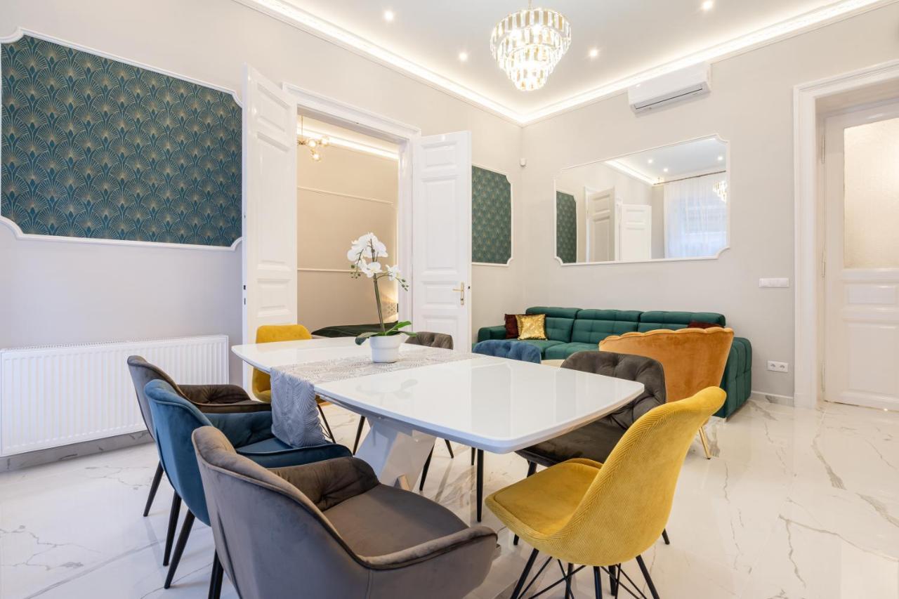 Premium Art Deco Apartment At Broadway // 4Bdr & 3Br Budapest Luaran gambar