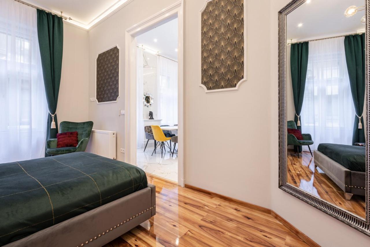 Premium Art Deco Apartment At Broadway // 4Bdr & 3Br Budapest Luaran gambar