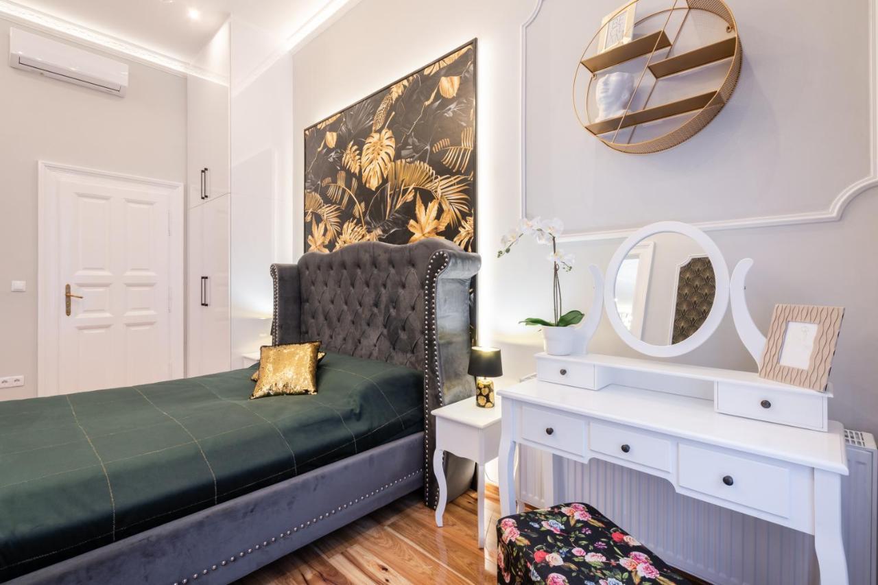 Premium Art Deco Apartment At Broadway // 4Bdr & 3Br Budapest Luaran gambar