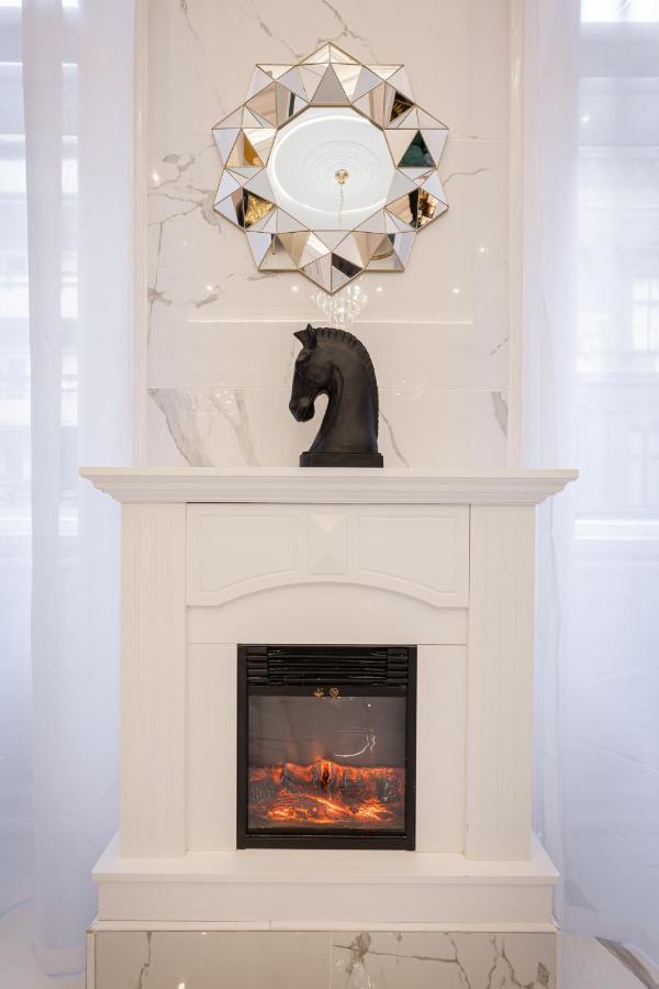Premium Art Deco Apartment At Broadway // 4Bdr & 3Br Budapest Luaran gambar