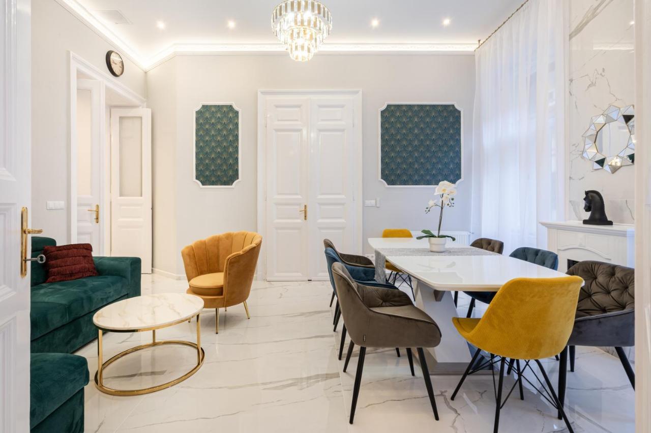 Premium Art Deco Apartment At Broadway // 4Bdr & 3Br Budapest Luaran gambar