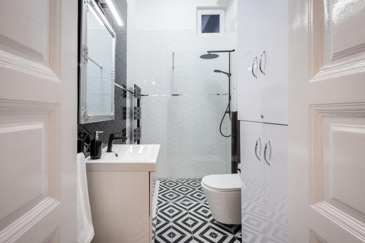Premium Art Deco Apartment At Broadway // 4Bdr & 3Br Budapest Luaran gambar