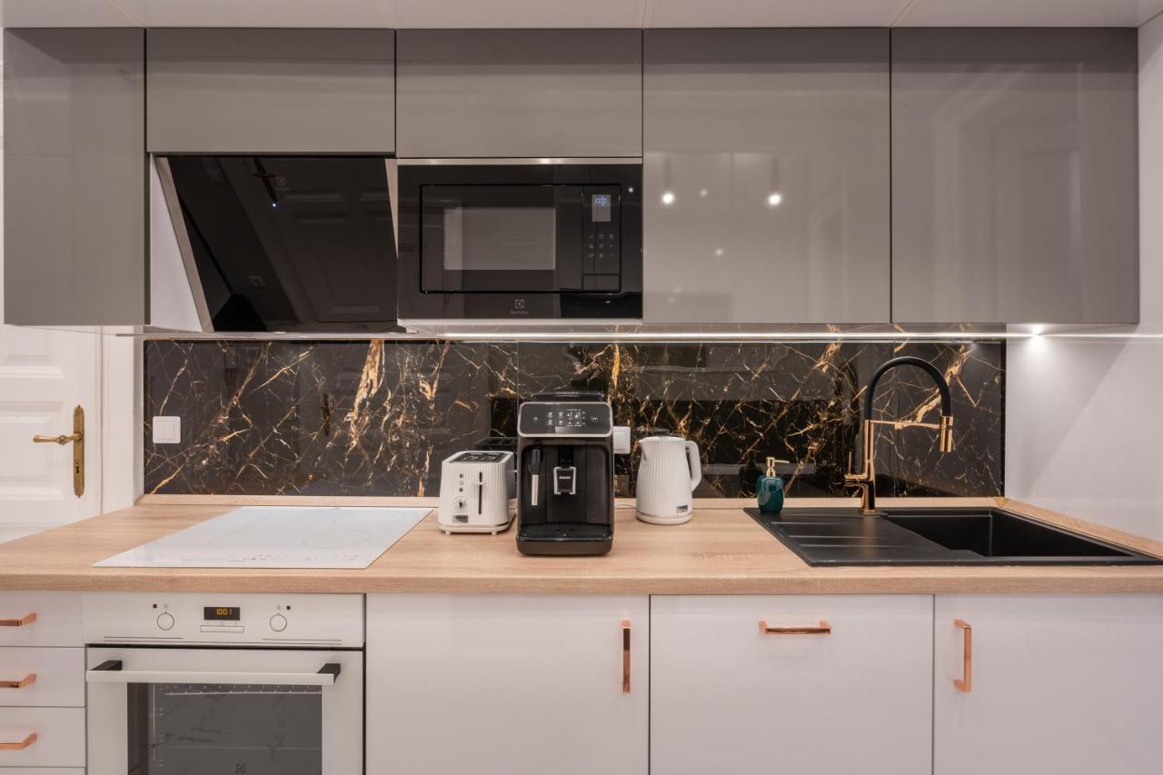 Premium Art Deco Apartment At Broadway // 4Bdr & 3Br Budapest Luaran gambar