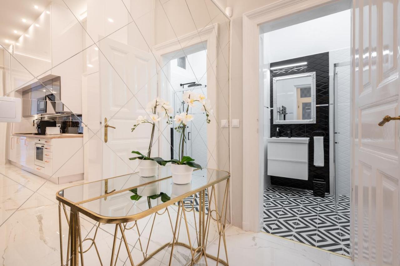 Premium Art Deco Apartment At Broadway // 4Bdr & 3Br Budapest Luaran gambar