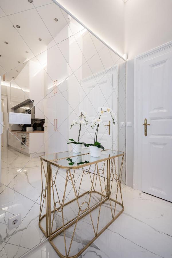 Premium Art Deco Apartment At Broadway // 4Bdr & 3Br Budapest Luaran gambar