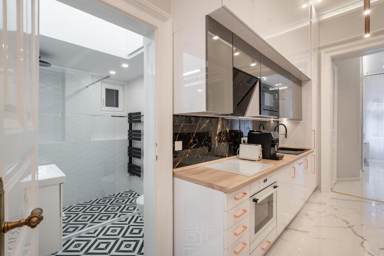 Premium Art Deco Apartment At Broadway // 4Bdr & 3Br Budapest Luaran gambar