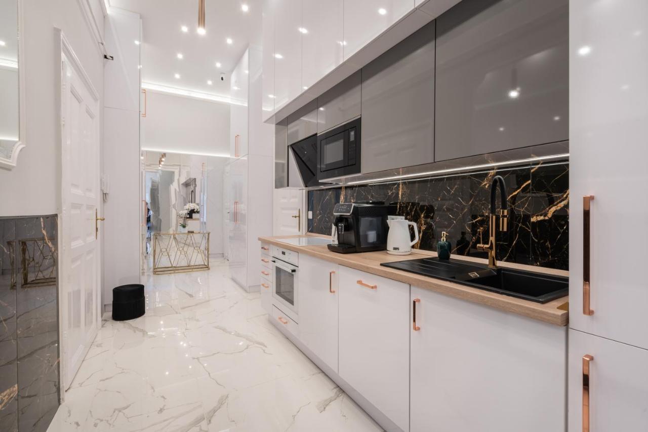 Premium Art Deco Apartment At Broadway // 4Bdr & 3Br Budapest Luaran gambar