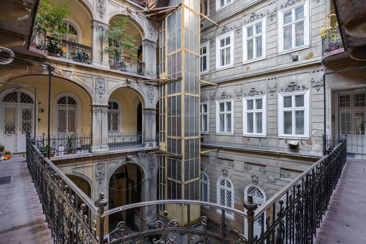 Premium Art Deco Apartment At Broadway // 4Bdr & 3Br Budapest Luaran gambar