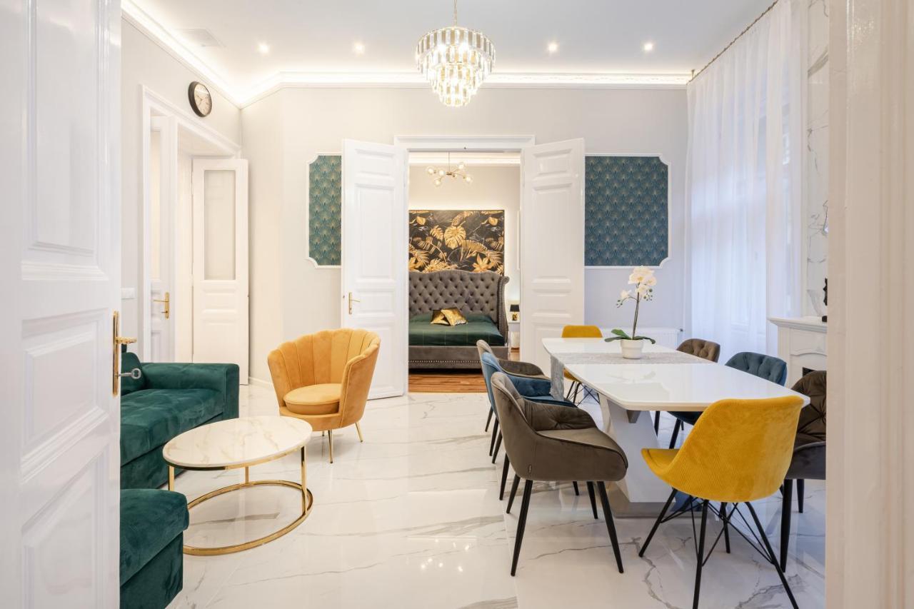 Premium Art Deco Apartment At Broadway // 4Bdr & 3Br Budapest Luaran gambar